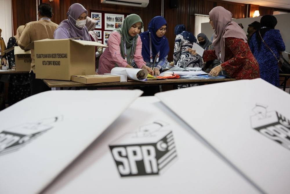 Petugas pilihan raya di seluruh negara giat menjalankan persiapan akhir bagi memastikan proses pengundian esok berjalan lancar.
