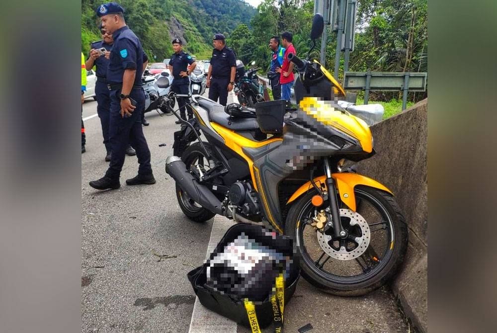 Keadaan motosikal yang terlibat dalam kemalangan di KM54.2 Lebuhraya Karak pada Jumaat. - Foto Ihsan PDRM