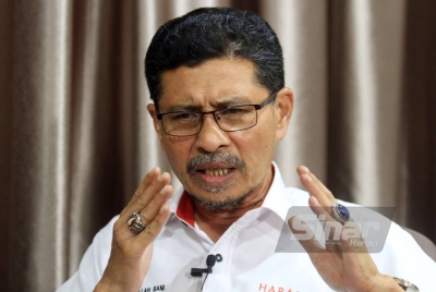 Abdullah Sani ketika membincangkan tajuk Kapar Bukan Anak Tiri yang diadakan di Pusat Khidmat Rakyat Parlimen Kapar.