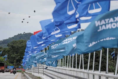Deretan bendera parti politik menghiasi jalan sempena PRU15.