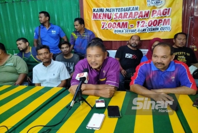 Jaafar (duduk, dua dari kanan) bersama-sama sebahagian ahli menyatakan sokongan terbuka terhadap BN ketika sidang akhbar di Arena Perpaduan pada malam Khamis.