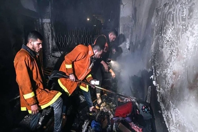 Beberapa anggota bomba memadamkan kebakaran di sebuah unit apartment di Gaza pada Khamis. - Foto AFP