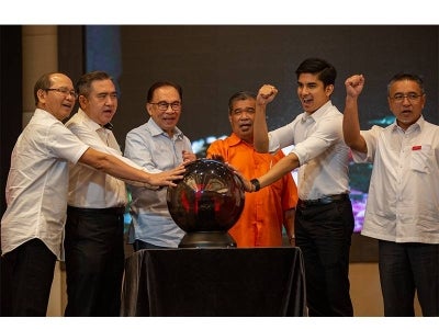 Anwar (tiga dari kiri) bersama rakan Pakatan Harapan pada majlis peluncuran tawaran gabungan parti itu.