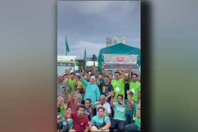 Timbalan Presiden Pas, Datuk Seri Ibrahim Tuan Man sewaktu menyambut ketibaan perantau yang menggunakan khidmat bas disediakan Pas di perkarangan Mydin Mall Tunjong.