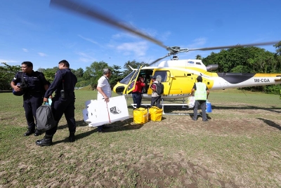 Sebahagian anggota SPR bawa peralatan mengundi untuk dihantar ke kawasan pedalaman Sabah iaitu Kampung Terian dan Kampung Buayan Penampang dengan menaiki helikopter hari ini. - Foto Bernama