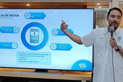 Nuhairi ketika membentangkan lima tawaran ‘Alor Setar di hatiku' untuk mengubah wajah bandar raya sekiranya diberikan peluang sebagai wakil rakyat.