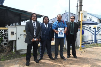 Mohd Faizal (dua dari kanan) bersama barisan peguam Shahidan membuat laporan polis di Balai Polis Arau pada Jumaat berhubung penyebaran poster palsu calon Perikatan Nasional bagi Parlimen Arau itu.