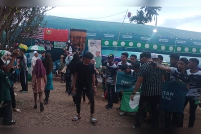 Orang ramai mula memenuhi kawasan berdekatan replika kapal terbang bagi melihat dengan lebih dekat ciptaan berkenaan.