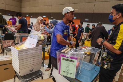 Petugas SPR membuat pemeriksaan peti undi sebelum dibawa ke pusat mengundi di Pusat Penjumlahan Rasmi Undi Dewan Konvensyen Majlis Daerah Bera pada Jumaat.