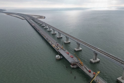 Kerja membaik pulih sedang giat dilakukan di bahagian Jambatan Kerch yang musnah akibat kejadian letupan pada 8 Oktober lalu. - Foto AFP