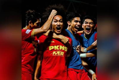Sharul Nazeem meraikan jaringan bersama para pemain Selangor ketika berdepan TFC dalam perlawanan separuh akhir pertama Piala Malaysia di Stadium Majlis Bandaraya Petaling Jaya. - Foto Selangor FC