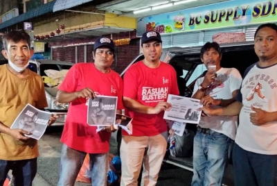 Dr Abdul Karim Zaidan ( tengah) menyampaikan risalah Rasuah Busters kepada peniaga Pasar Malam Parit Dalam.