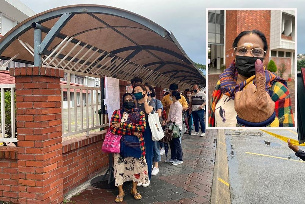 S.Sakunthala, 71 menjadi pengundi pertama tiba di Pusat Mengundi Sekolah Menengah Persendirian Chong Hwa, Jalan Sultan Azlan Shah Kuala Lumpur