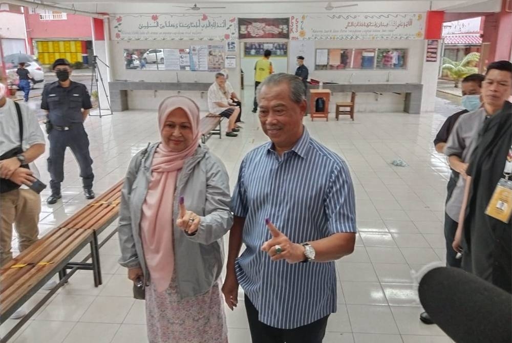 Muhyiddin dan Noorainee selesai membuang undi kira-kira pukul 9.05 pagi tadi.