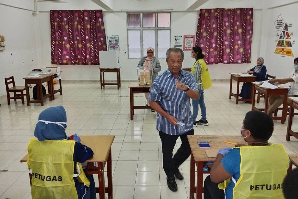 Muhyiddin selesai buang undi di Sekolah Menengah Kebangsaan (SMK) Sri Muar.