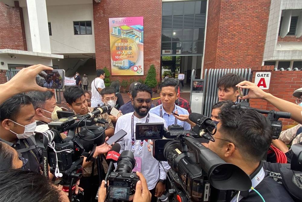 Prebaran rencontré par les médias après avoir voté au centre de vote du lycée privé de Chong Hwa.