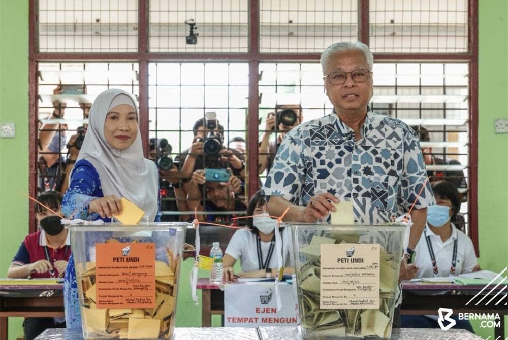 Ismail Sabri yang juga calon BN Parlimen Bera selesai mengundi di pusat mengundi SMK Bandar Kerayong, Bera, Pahang.- Foto Bernama.