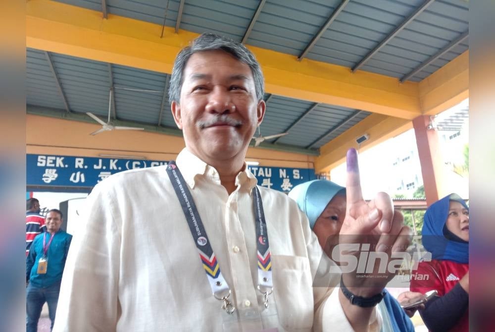 Mohamad menunjukkan jarinya menandakannya sudah selesai mengundi.