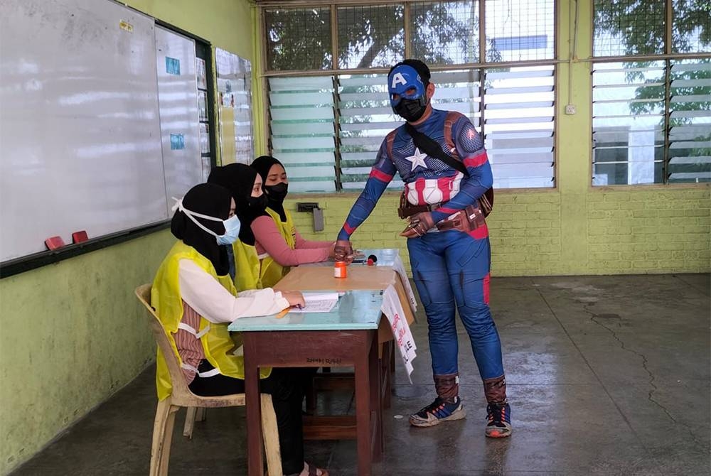 Captain America membuang undi di pusat mengundi di SK Sri Aman di Air Itam.