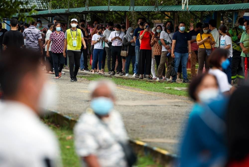 Pengundi muda menunggu giliran untuk mengundi di kawasan Parlimen Bentong sempena PRU15 di Pusat Mengundi Sekolah Kebangsaan Sulaiman. - Foto Bernama