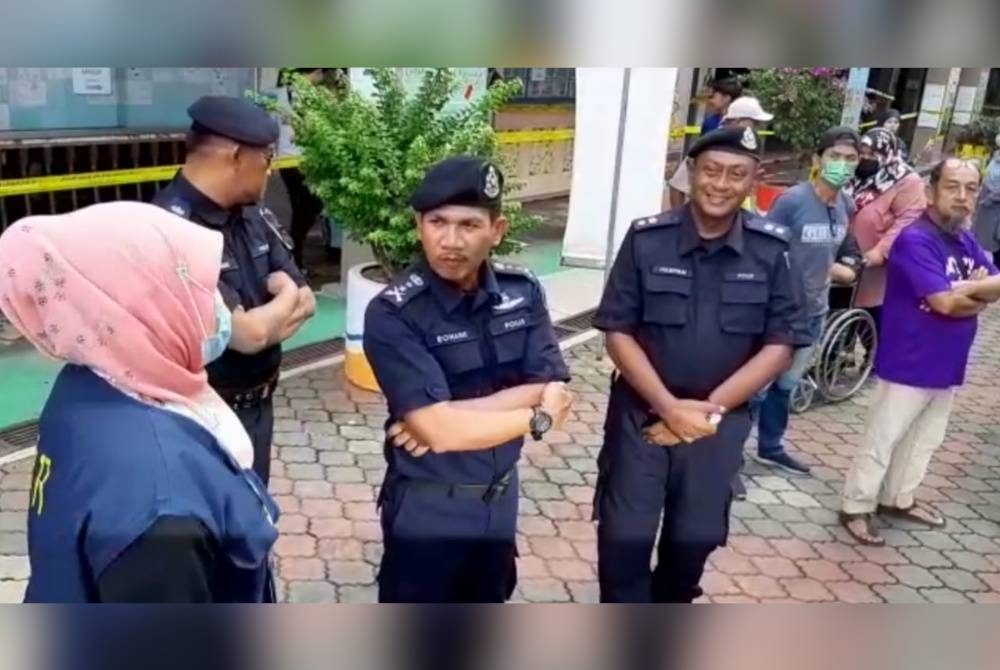Rohaimi (tengah) ketika meninjau pusat mengundi di SK Teluk Kalong, hari ini.