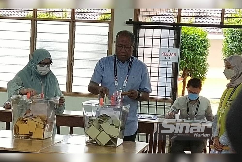 Abdul Hamid membuang kertas undi di pusat mengundi SMK Tok Sira pada Sabtu.