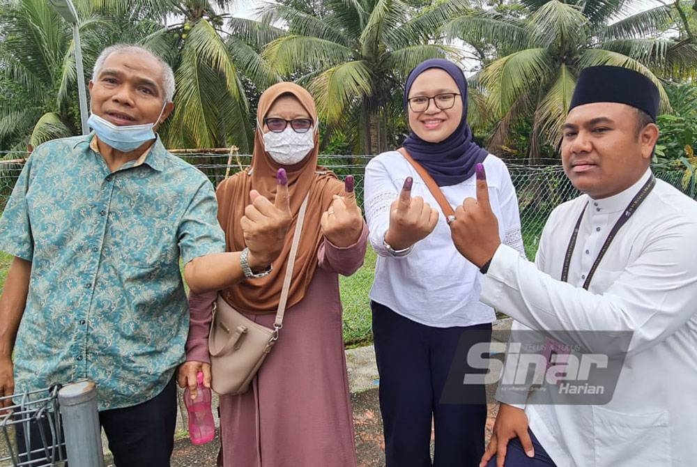 Mohd Akmal (kanan) bersama ibu bapanya Mohd Yusoff, Safiah serta adiknya Khairunisa.