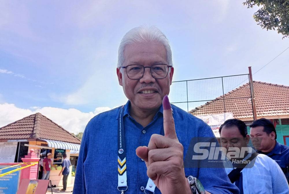 Hamzah selesai membuang undi di Pusat Pembuangan Undi di Sekolah Kebangsaan (SK) Sungai Bayor pada Sabtu.