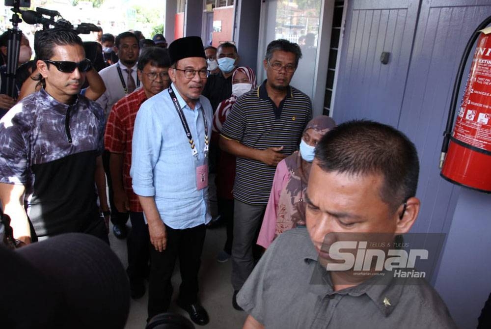 Anwar ketika meninjau proses pengundian di SK Manjoi 2 di sini pada Sabtu.
