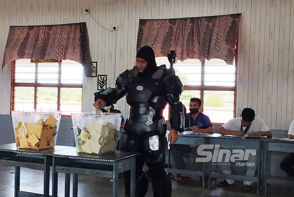 Mohd Shah Riduwan mengenakan kostum Ironman selesai membuang undi di Pusat Pembuangan Undi SK Bukit Sagu 1 di sini pada Sabtu