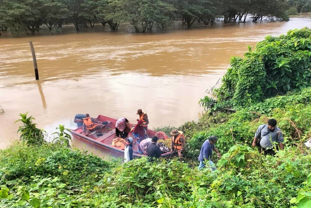 Pasukan bomba membantu orang ramai untuk menunaikan tanggungjawab selepas kawasan kampung mereka di Sarawak dilanda banjir pada Sabtu. - Foto Foto JBPM