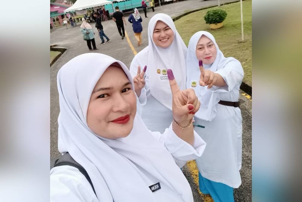 Tiga sahabat dari Felda Palong 3 memakai pakaian seragam sekolah ke tempat mengundi.