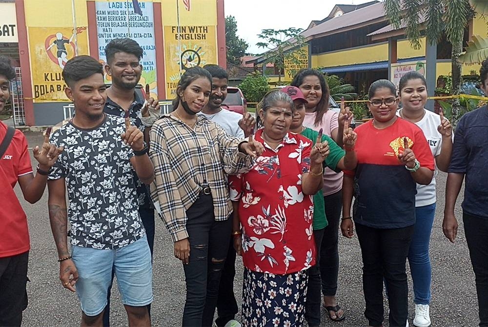 Kaliammah ditemani tujuh anak dan dua cucu hadir ke pusat pembuangan undi di SK Pengkalan Raja Pekan Nanas pada Sabtu.