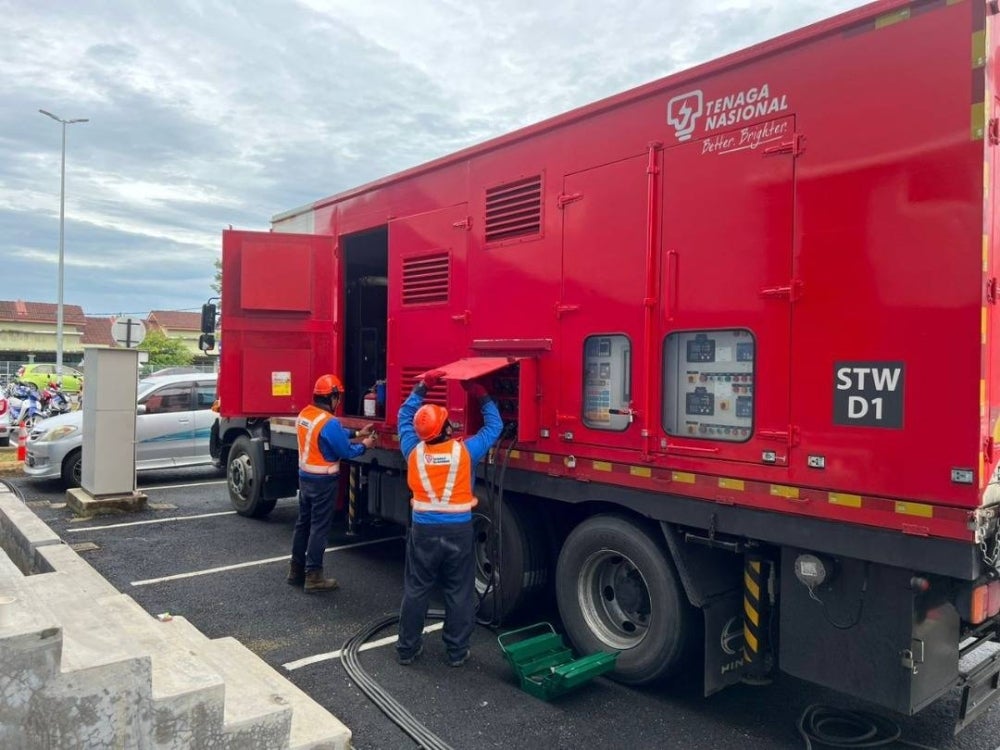 Anggota kerja TNB Kuantan sedang menyediakan peralatan set janakuasa di Pusat Penjumlahan Rasmi Undi, Dewan Dato Sri Abdul Manan, Kuantan, Pahang