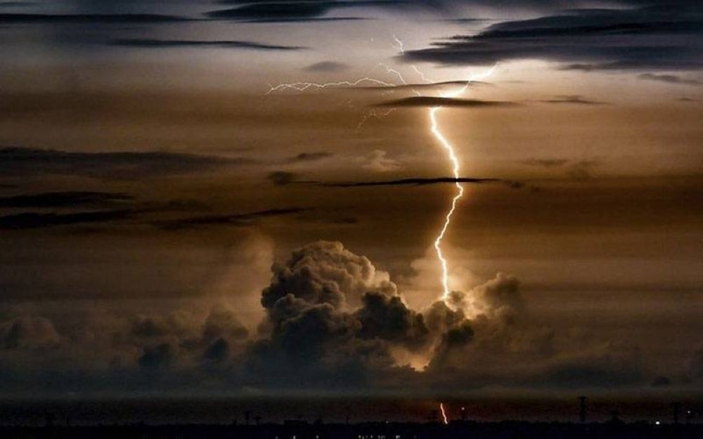 MetMalaysia mengeluarkan amaran ribut petir di lapan negeri yang dijangka menyebabkan hujan lebat dan angin kencang hingga jam 5 petang pada Sabtu. - Foto Bernama.