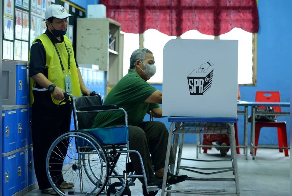 Sebanyak 58 peratus atau 12.18 juta rakyat Malaysia yang layak telah selesai membuang undi setakat jam 2 petang pada Sabtu. - Gambar hiasan