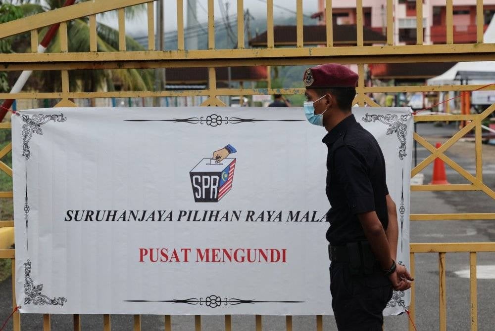 Kesemua pusat mengundi Pilihan Raya Umum k e-15 (PRU15) telah ditutup pada jam 6 petang. -Foto Bernama
