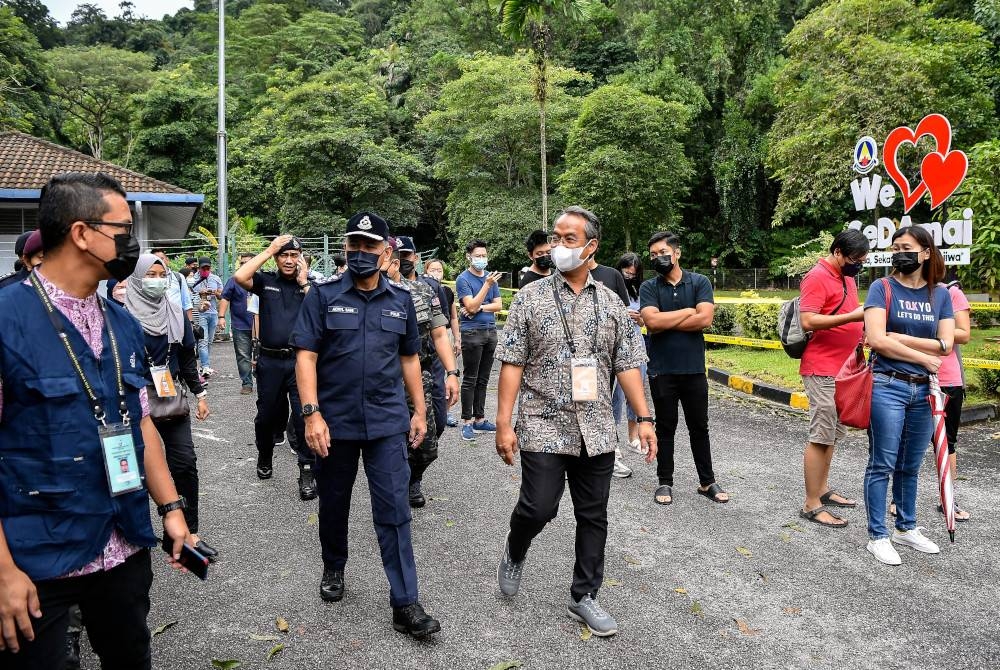 Acryl Sani (tengah) meninjau pusat pengundian bagi PRU15 di Sekolah Kebangsaan Desa Amanpuri hari ini. - Foto Bernama
