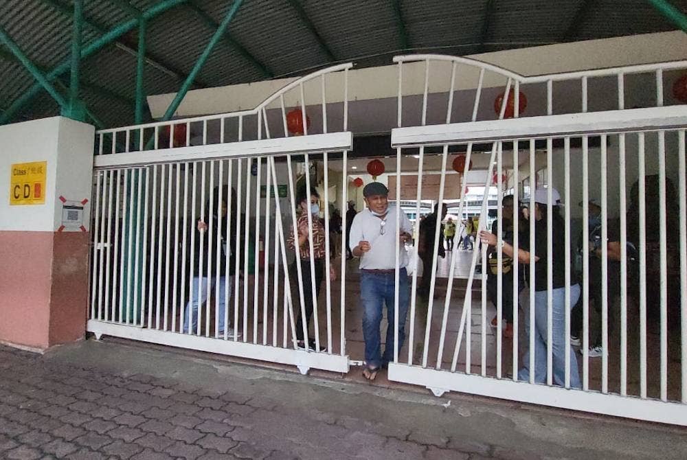 Roslan keluar dari Pusat Pembuangan Undi di SJKC Chung Hwa, Kota Kinabalu, selepas pintu pagar ditutup jam 5.30 petang.