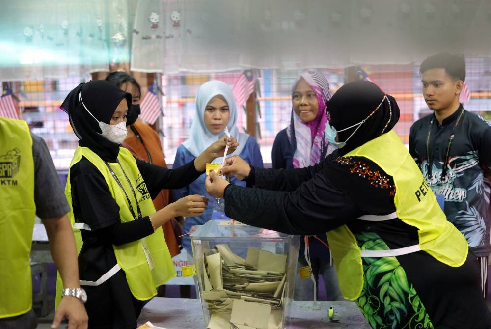 Petugas SPR mengikat peti undi di hadapan agen calon selepas tamat waktu mengundi di pusat mengundi PRU15 di Sekolah Kebangsaan Batu Putih Baru hari ini. - Foto Bernama