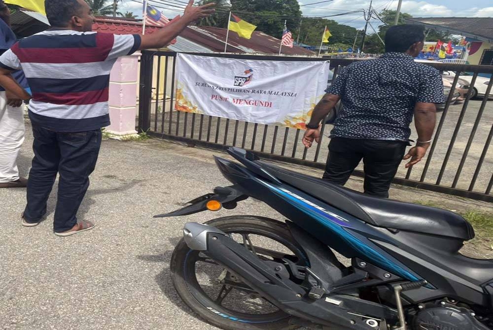 Tangkap layar video menunjukkan orang awam tidak berpuas hati apabila pintu pagar Pusat Mengundi di Balai Raya Kampung Melang, Kuala Pilah ditutup awal.