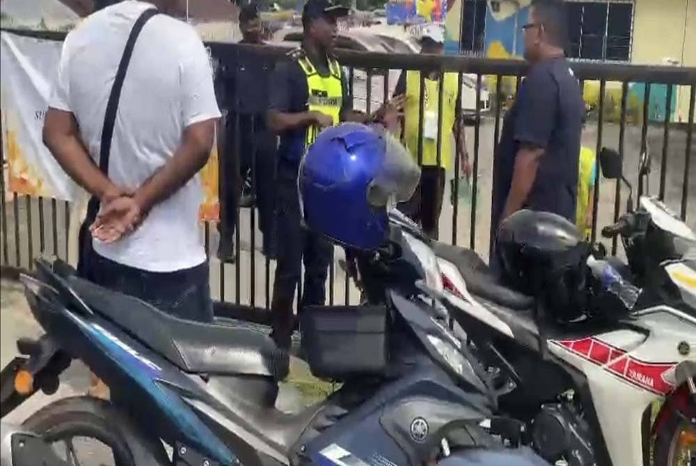 Tangkap layar video orang awam tidak berpuas hati pintu pagar pusat mengundi ditutup awal