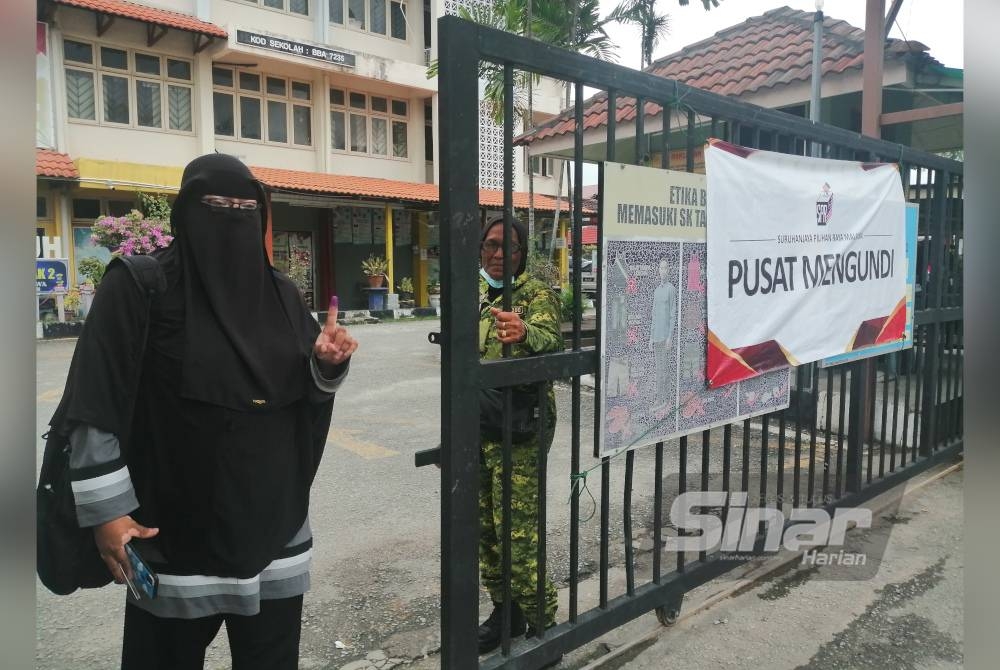Siti Izzatul Aini a été la dernière personne à quitter samedi le centre de vote SK Taman Sri Gombak 2.