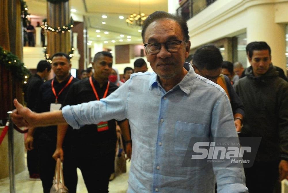 Anwar tiba di Pusat Media Pakatan Harapan di sebuah hotel di Subang pada Sabtu. - Foto Sinar Harian/ ASRIL ASWANDI SHUKOR