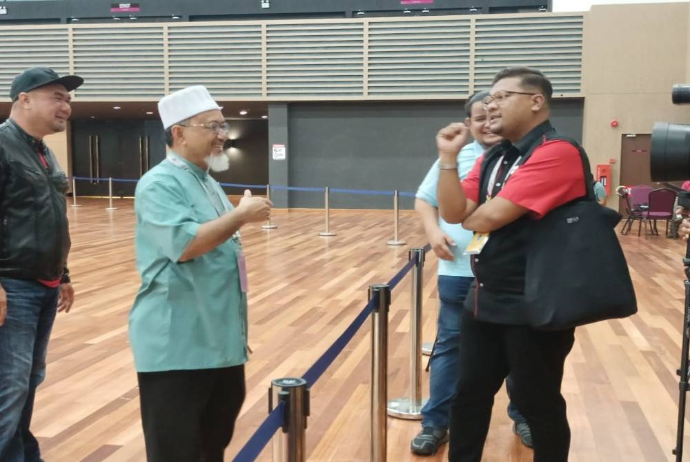 Alias (dua dari kiri) ketika tiba di Pusat Penjumlahan Rasmi Undi Bahagian Pilihan Raya P035 Kuala Nerus di Kompleks Pentadbiran Bandar Al-Wathiqu Billah, pada Sabtu.