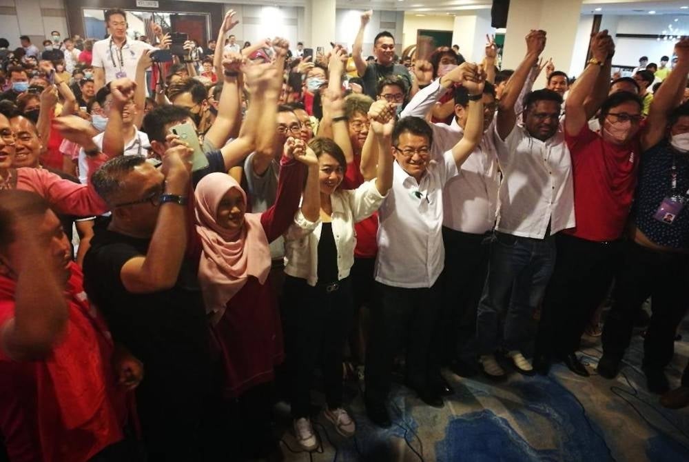 Chin Tong (empat dari kanan) meraikan kejayaan mempertahankan kerusi Parlimen Iskandar Puteri pada Sabtu.