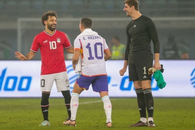 Pertemuan semula Salah (kiri) dan pemain Belgium, Eden Hazard (tengah) pada aksi persahabatan di Kuwait. Foto Agensi.