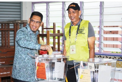 Ahmad Faizal membuang undi di SRAR Al-Ihtidayah, Jalan Ampang, Tambun di sini pada Sabtu.