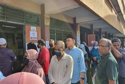 Anwar dilihat sedang berbaris menuggu giliran di Pusat Pembuangan Undi di Sekolah Kebangsaan Seri Penanti, Permatang Pauh.