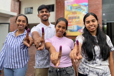 Empat beradik dari kiri K. Salini Devi, 29;
K. Ganesh Kumar, 20; K. Divya Karasi, 21;
dan K. Sundara Darshini, 28 ditemui di Pusat Mengundi Sekolah Menengah Persendirian Chong Hwa, Jalan Sultan Azlan Shah, Kuala Lumpur pada Sabtu.